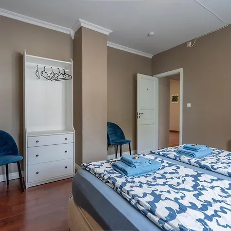 Big, Bright & Beautiful - With 6 Large Bedrooms Апартаменты *