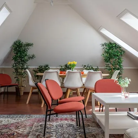 Big, Bright & Beautiful - With 6 Large Bedrooms Апартаменты *