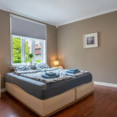 Big, Bright & Beautiful - With 6 Large Bedrooms Апартаменты