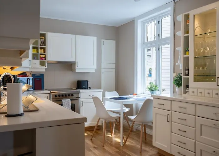 Big, Bright & Beautiful - With 6 Large Bedrooms * Bergen