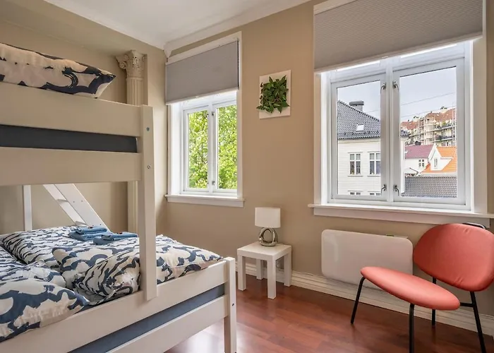 Big, Bright & Beautiful - With 6 Large Bedrooms Appartement Bergen