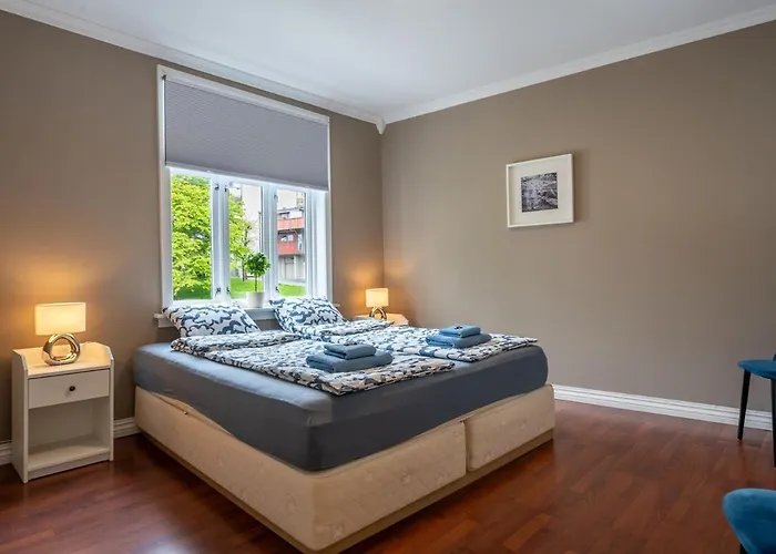 Big, Bright & Beautiful - With 6 Large Bedrooms Daire