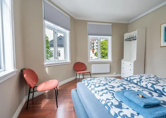 Big, Bright & Beautiful - With 6 Large Bedrooms *