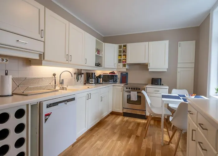 Big, Bright & Beautiful - With 6 Large Bedrooms Appartement Bergen