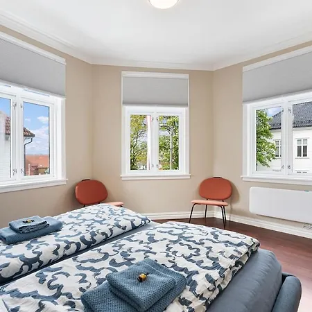 Big, Bright & Beautiful - With 6 Large Bedrooms 卑爾根