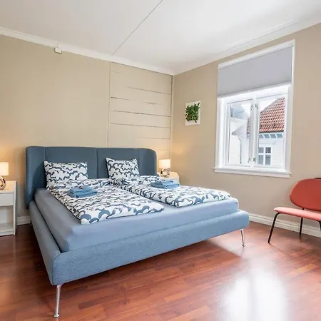 Big, Bright & Beautiful - With 6 Large Bedrooms 卑爾根