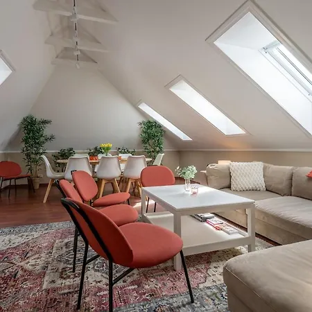 Big, Bright & Beautiful - With 6 Large Bedrooms 公寓