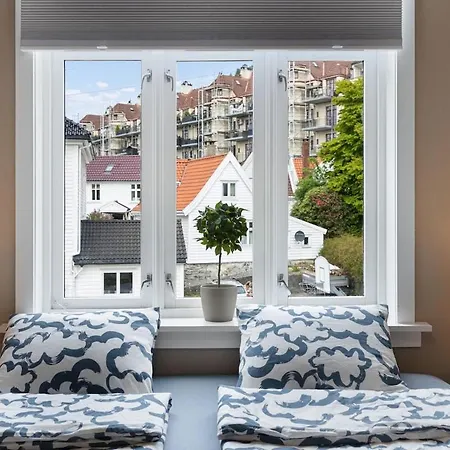 Big, Bright & Beautiful - With 6 Large Bedrooms 公寓 *